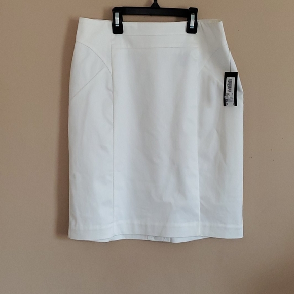 Worthington Dresses & Skirts - Worthington white lined skirt size 6P